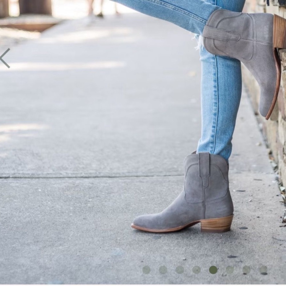 NWT Tecovas The Lucy boot in gray suede, size 8.5B